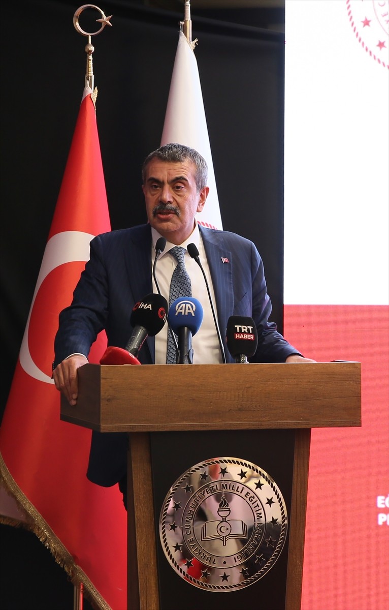 Milli Eğitim Bakanı Yusuf Tekin, Gaziantep'te eğitime katkı sunan hayırseverlerle bir araya...