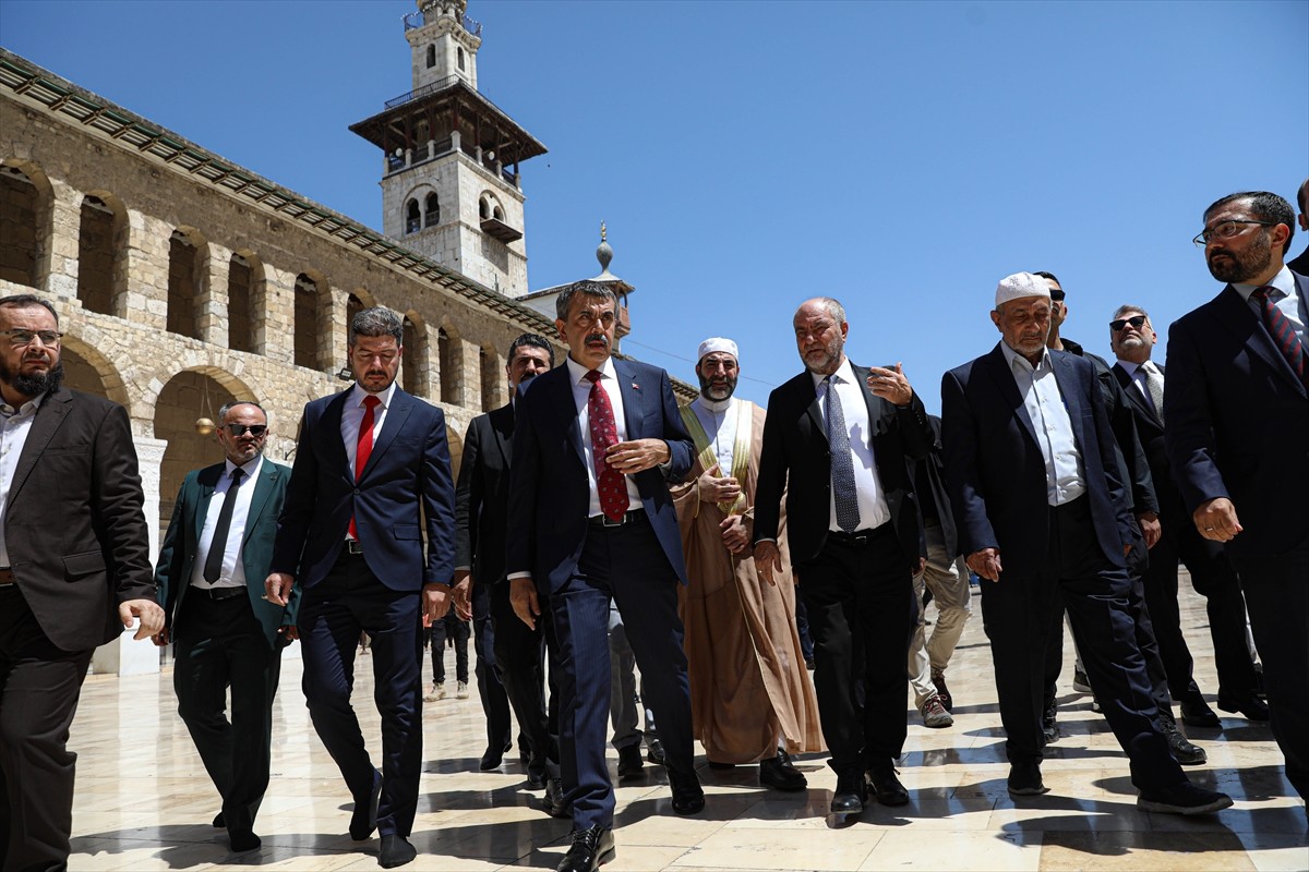 Milli Eğitim Bakanı Yusuf Tekin (sol 4), Suriye'nin başkenti Şam'da Emevi Camisi'ni ziyaret...