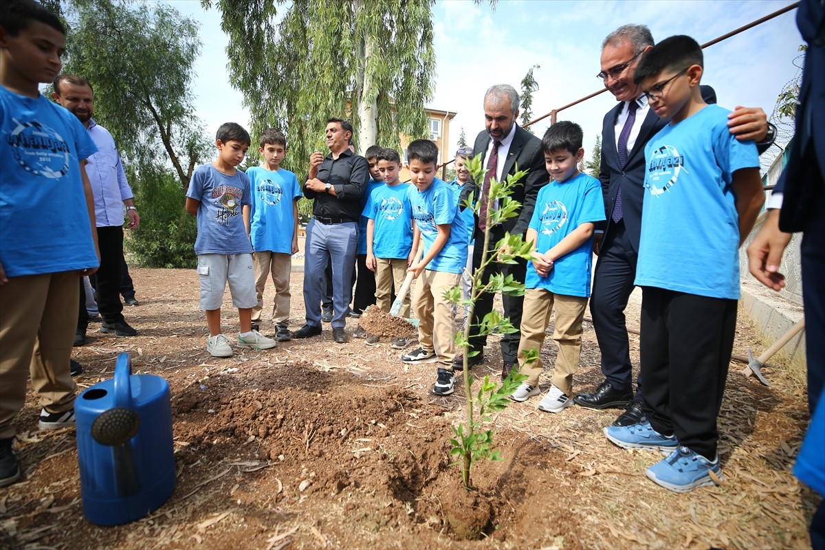Milli Eğitim Bakanlığının "Yeşil Vatan-Benim Okulum Geleceğe Çare" projesi kapsamında Adana'da...