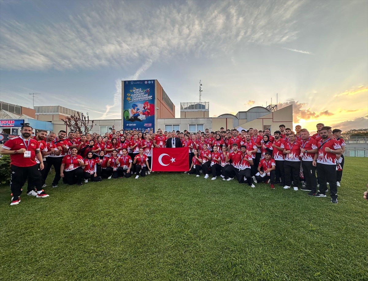 Milli sporcular, İtalya'da düzenlenen Avrupa Gençler Kick Boks Şampiyonası'nda 9'u altın, 16'sı...