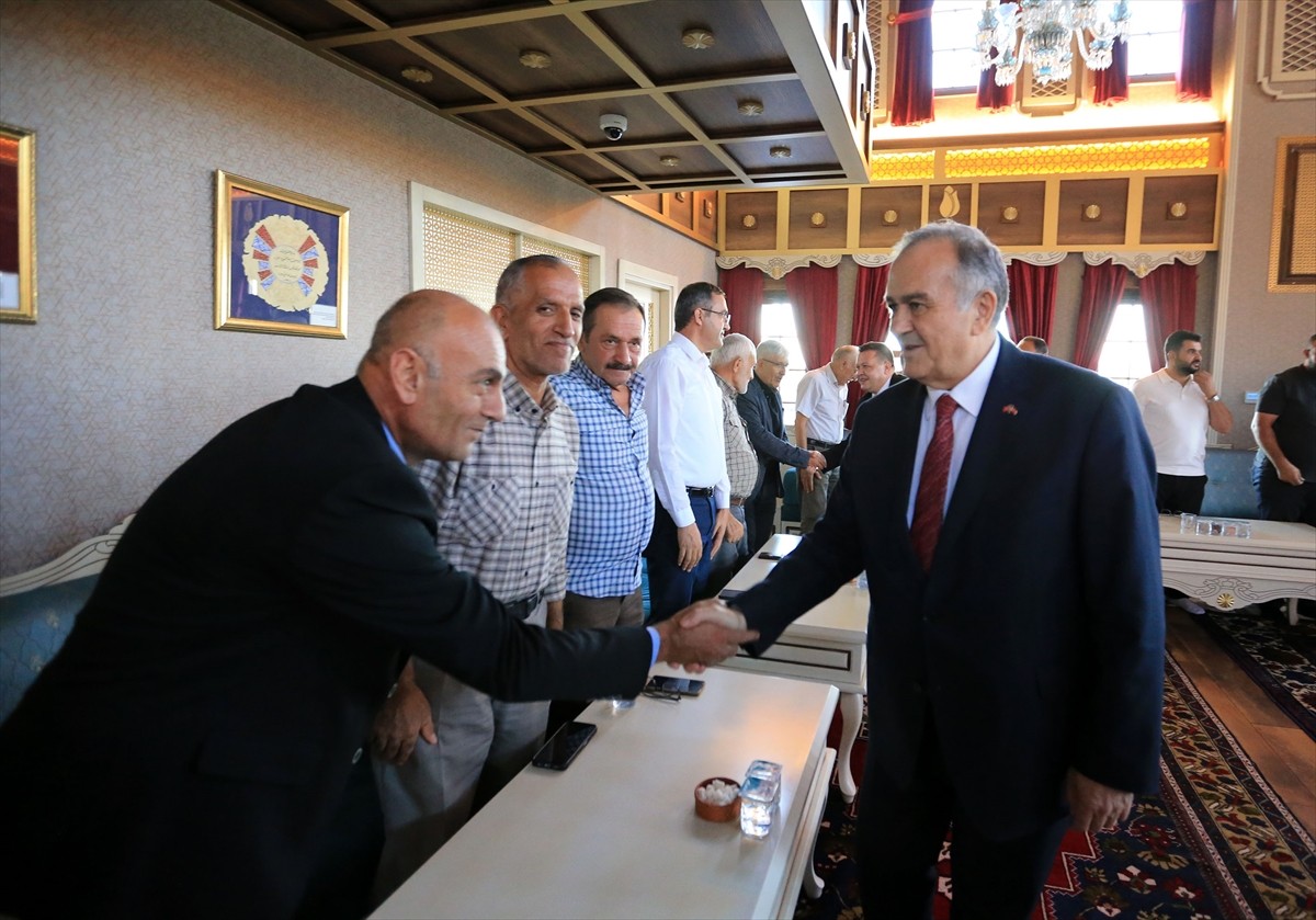 Milliyetçi Hareket Partisi (MHP) Grup Başkanvekili ve Manisa Milletvekili Erkan Akçay (sağda)...