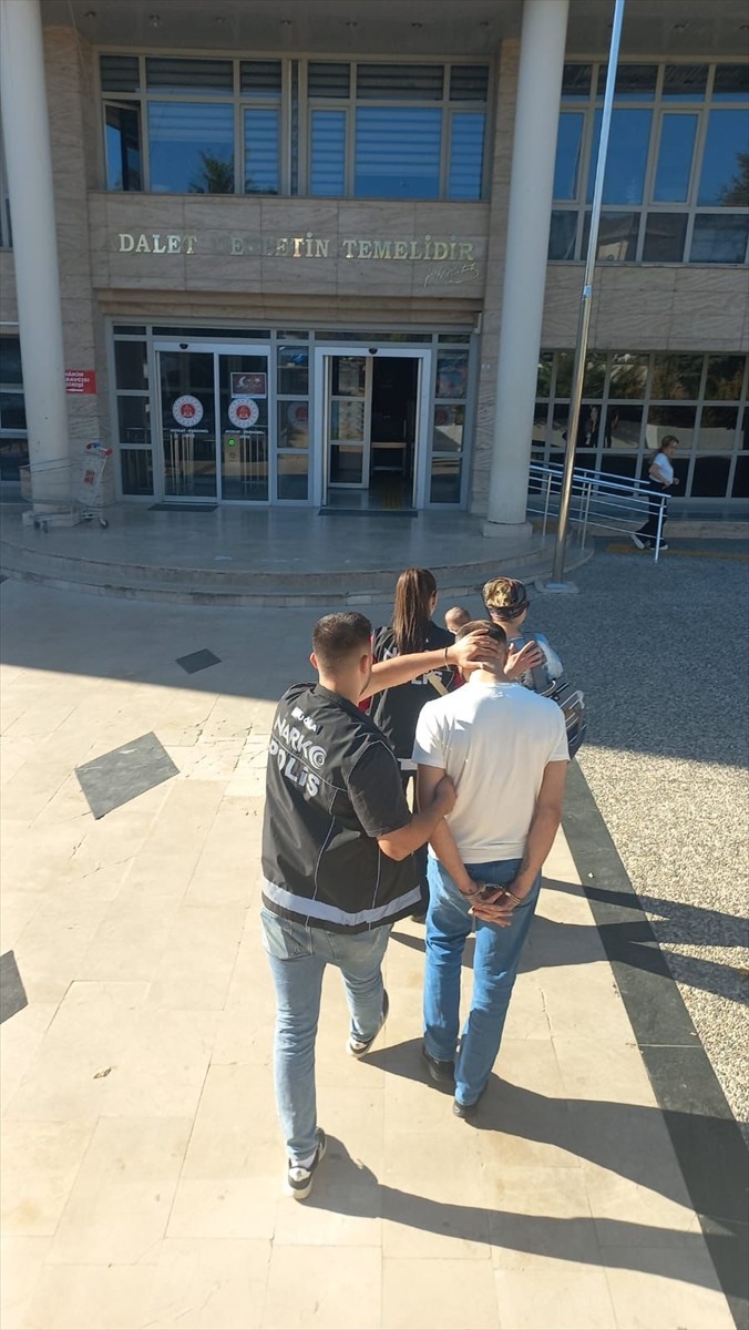 Muğla'da düzenlenen uyuşturucu operasyonunda gözaltına alınan 2 zanlıdan biri tutuklandı....