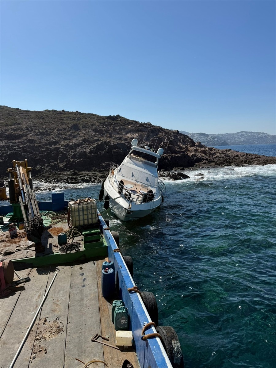Muğla'nın Bodrum ilçesinde arızalanıp kayalıklara çarpan motoryattaki 2 kişi kurtarıldı.