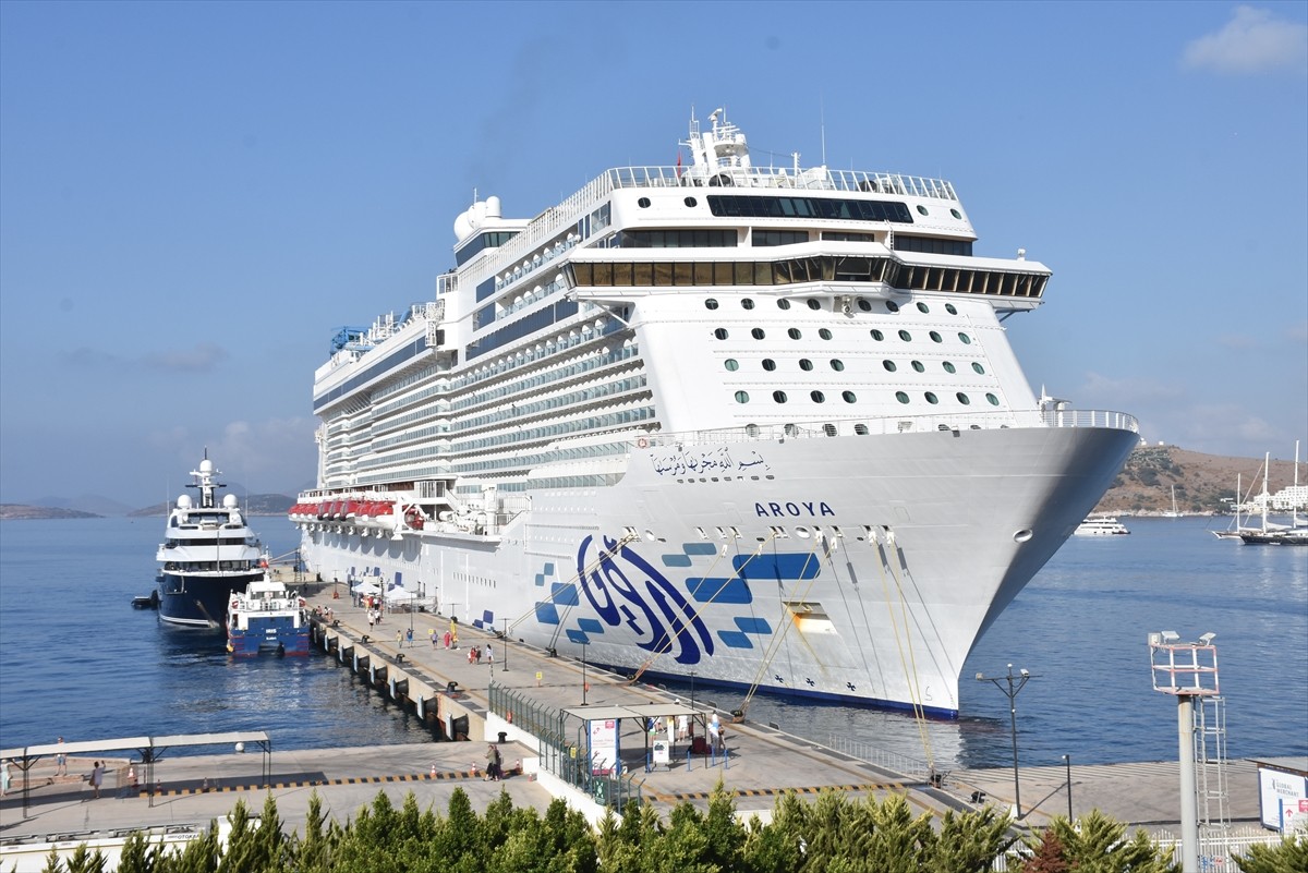 Muğla'nın Bodrum ilçesine "Aroya" isimli kruvaziyer 2 bin 683 yolcu getirdi. Malta bayraklı 335...