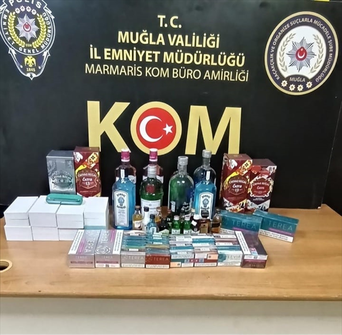 Muğla'nın Datça ilçesi açıklarında tekneyle yurt dışına kaçmaya çalışırken yakalanan 8 FETÖ...