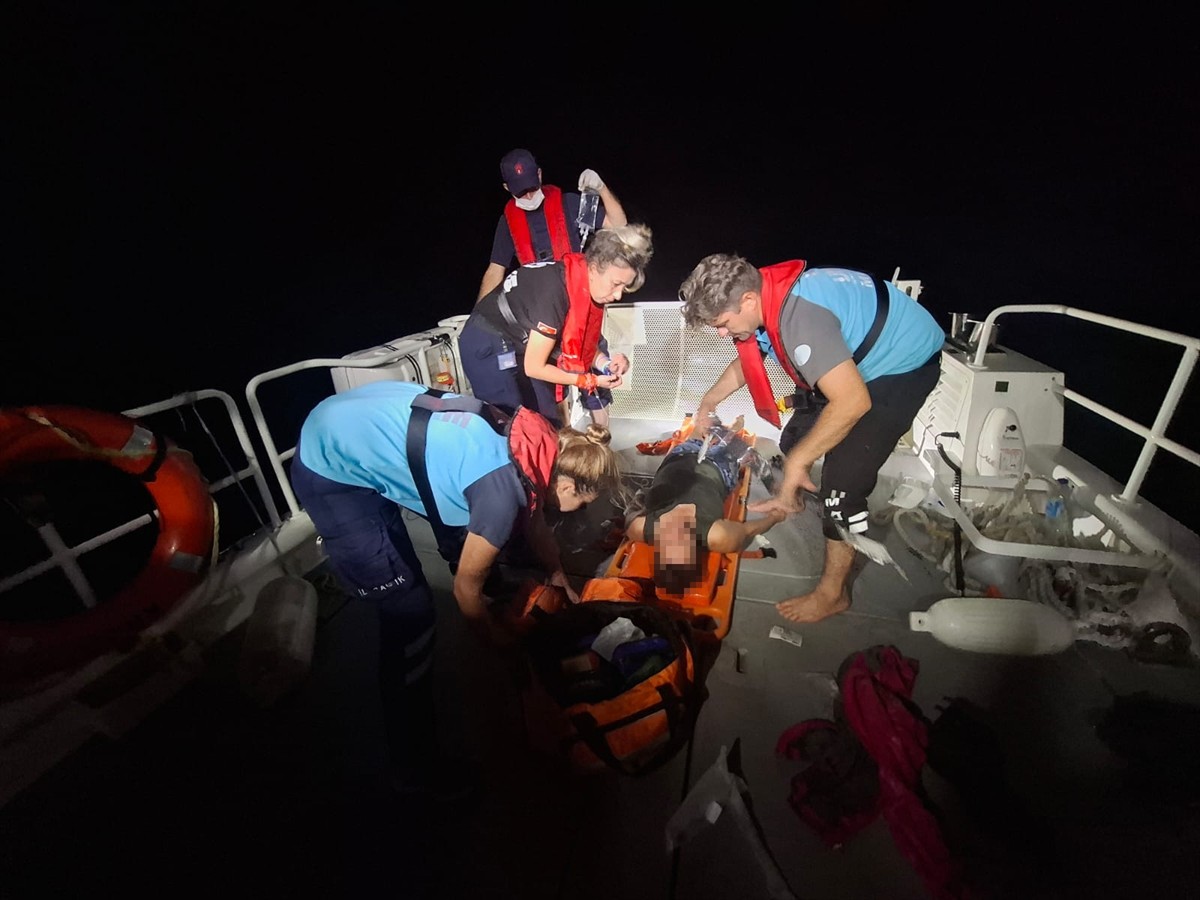 Muğla'nın Fethiye ilçesi açıklarında özel teknede yaralanan kişinin Sahil Güvenlik ekiplerince...
