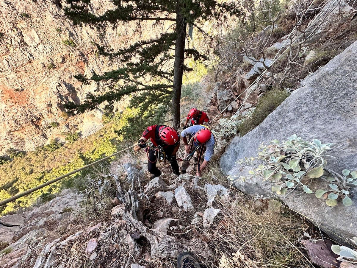 Muğla'nın Fethiye ilçesinde kayalıklarda mahsur kalan Alman turisti, Jandarma Arama Kurtarma (JAK)...