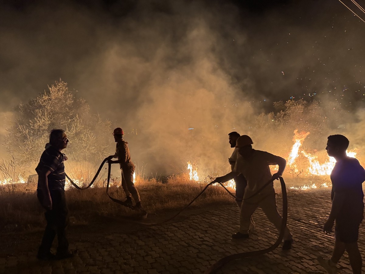 Muğla'nın Fethiye ilçesinde zeytinlik ve makilik alanda çıkan yangın ekipler tarafından...
