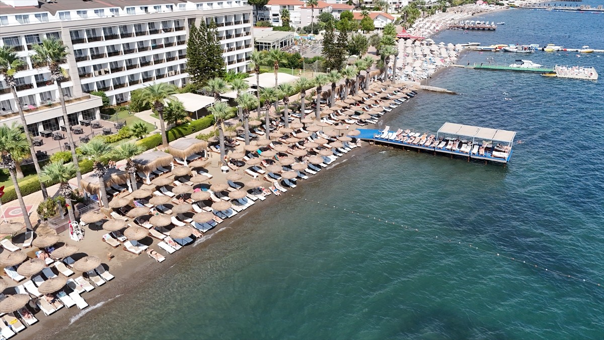 Muğla'nın Fethiye ile Marmaris ilçesinde güneşli havayı fırsat bilenler, sahil kesimlerinde...