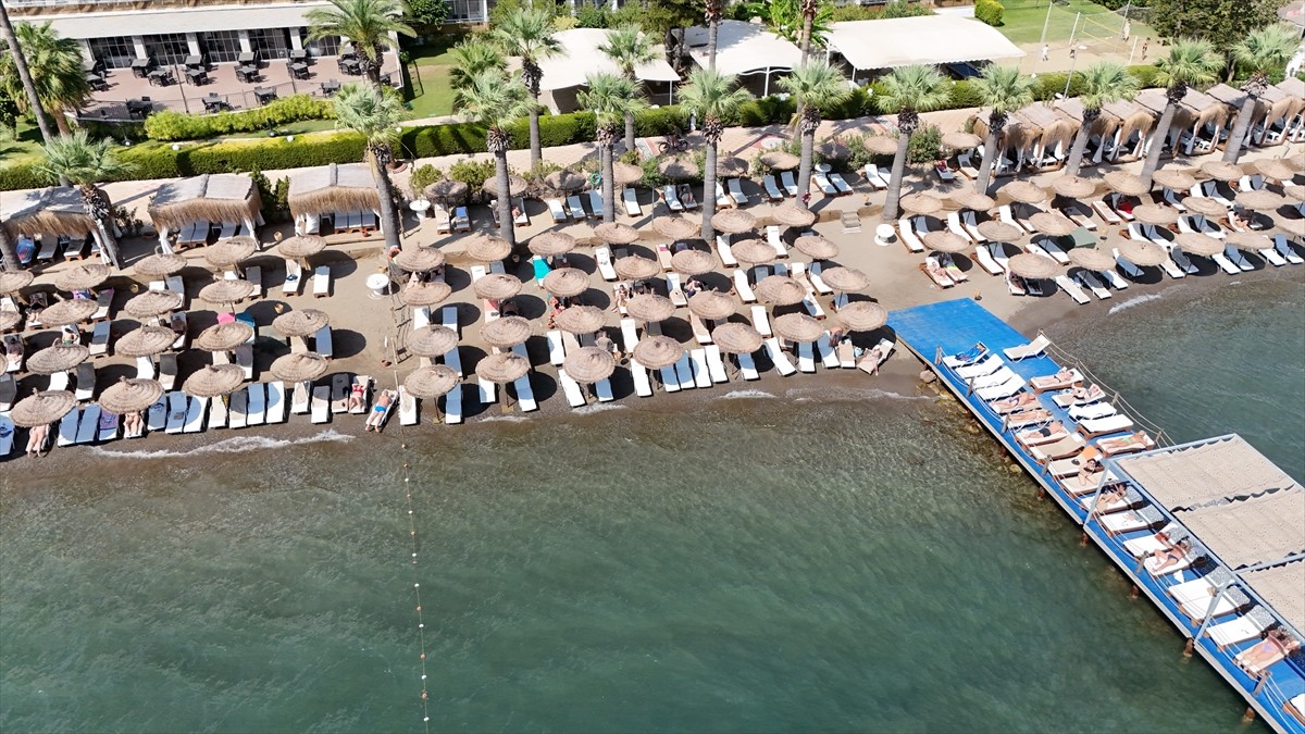 Muğla'nın Fethiye ile Marmaris ilçesinde güneşli havayı fırsat bilenler, sahil kesimlerinde...