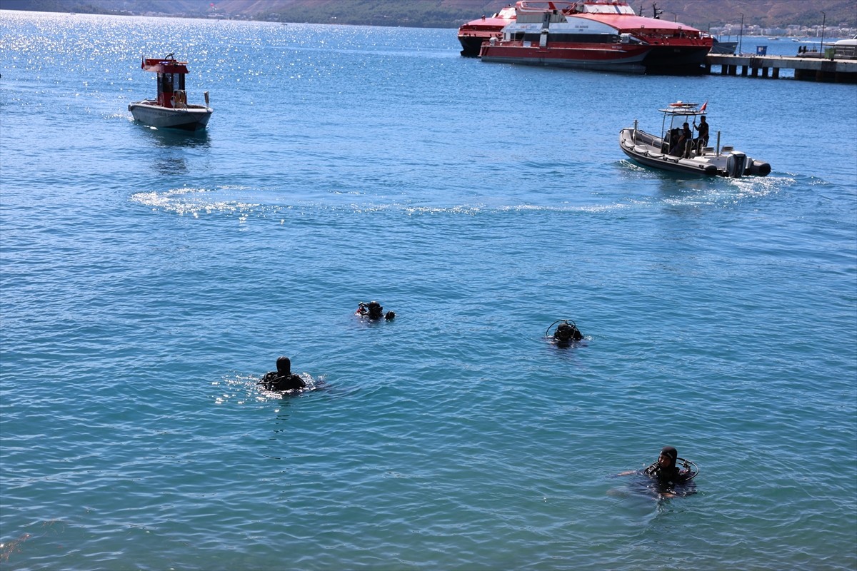 Muğla'nın Marmaris ilçesinde, "Uluslararası Kıyı Temizleme Günü" dolayısıyla öğrenciler, deniz...