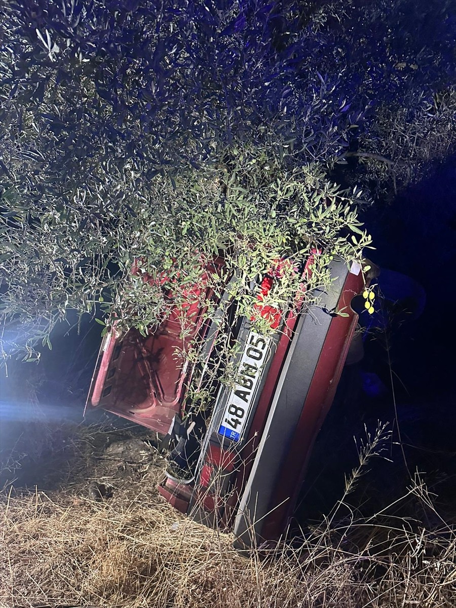 Muğla'nın Milas ilçesinde otomobilin şarampole devrilerek ağaca çarpması sonucu 2 kişi yaşamını...