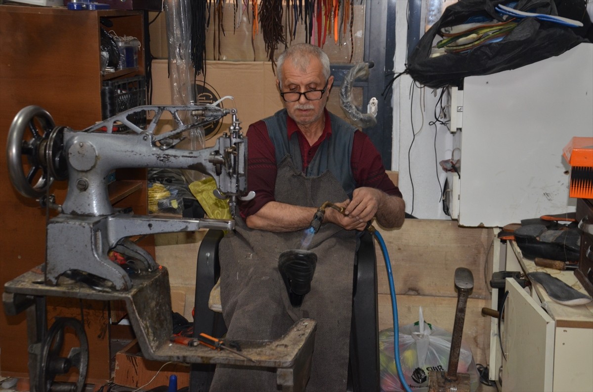Muş'ta 60 yaşındaki ayakkabı tamircisi Fikret Tekin, babasından devraldığı mesleği 45 yıldır...