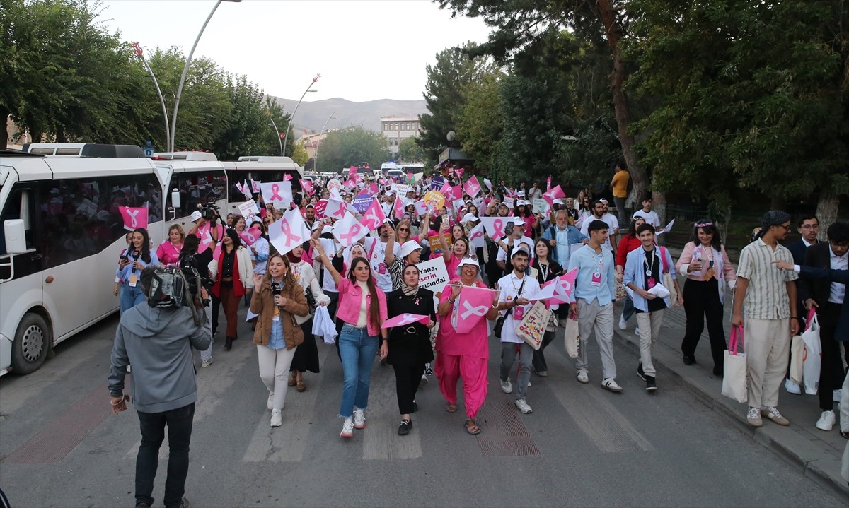 Muş'ta Genç Birikim Derneğince düzenlenen "12. Uluslararası Onkoloji Günleri" kapsamında yürüyüş...