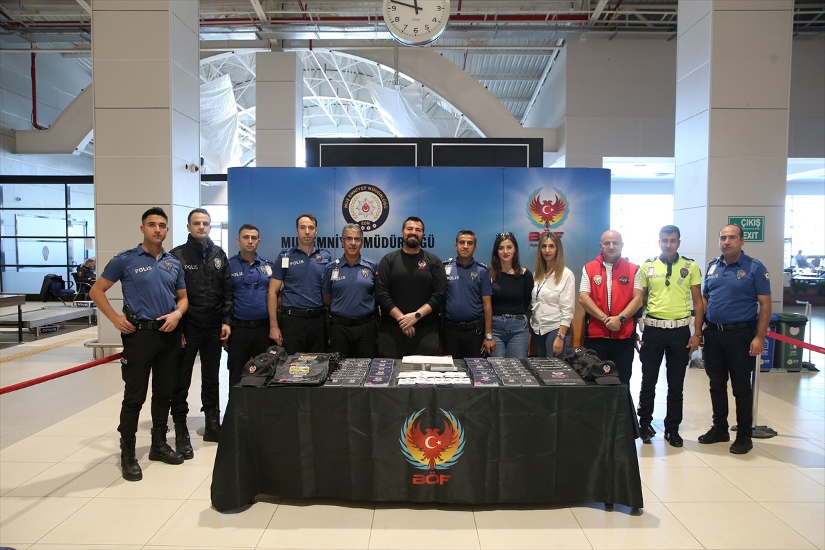 Muş Emniyet Müdürlüğü ekipleri, "El Ele Güvenli Geleceğe" Projesi kapsamında kente gelen...