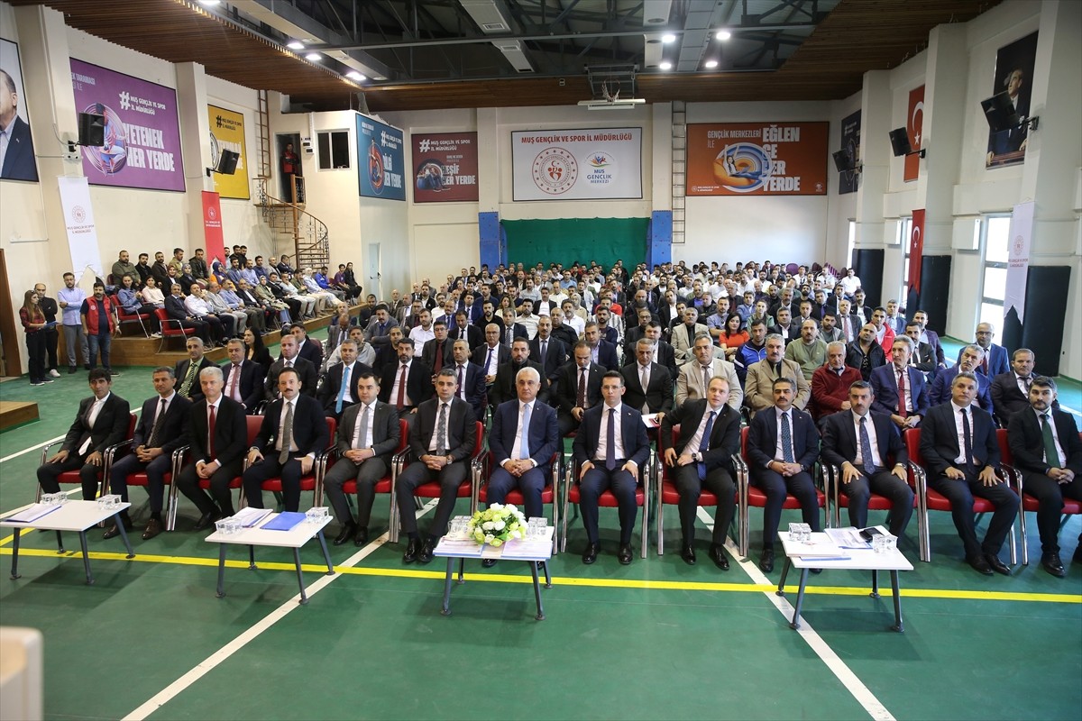 Muş Valisi Avni Çakır başkanlığında "Okul Sporları Değerlendirme ve Planlama Toplantısı"...