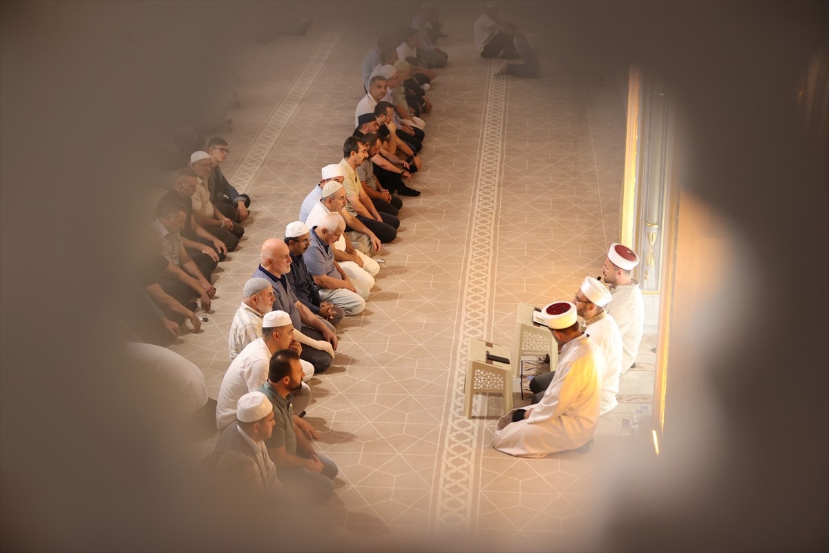 Nevşehir'de, Mevlit Kandili dolayısıyla camilerde program düzenlendi. Hacı Süleyman Köybaşı...