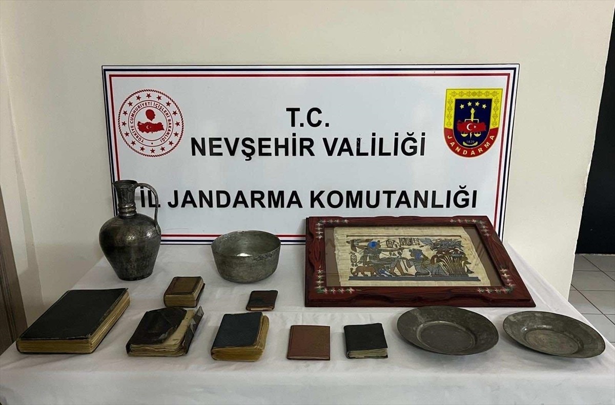 Nevşehir'in Avanos ilçesinde, tarihi eser kaçakçılığı operasyonunda yakalanan zanlı tutuklandı....