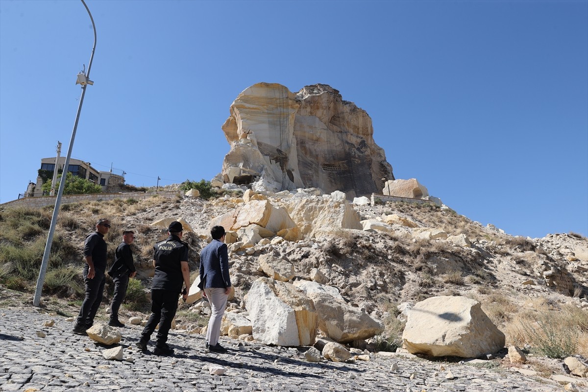 Nevşehir'in Ürgüp ilçesinde tüf kayaç oluşumlu Kadıkalesi'nden kopan kaya kütlesi düştü. Kayalarda...