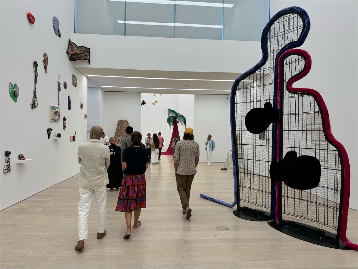 Nilbar Güreş'in Türkiye'deki ilk kurumsal solo sergisi "Kadife Bakış" yarın Arter'in 2. kat...