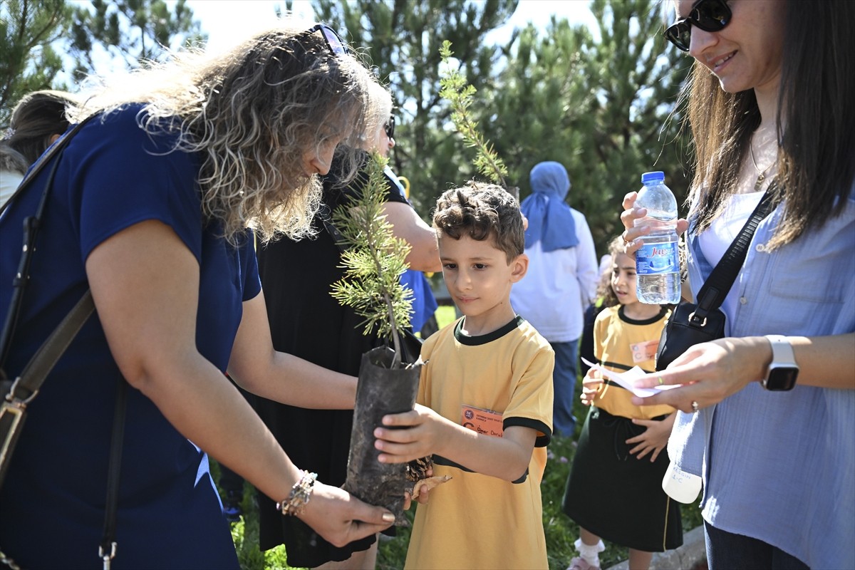 Okul öncesi ve ilkokul birinci sınıfa başlayan öğrenciler için düzenlenen "Uyum Haftası"...