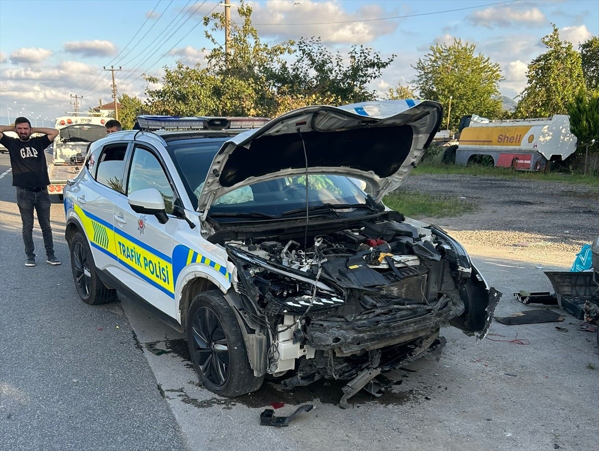 Ordu'nun Ünye ilçesinde otomobilin hız denetimi yapan polis aracına çarptığı kazada biri polis...