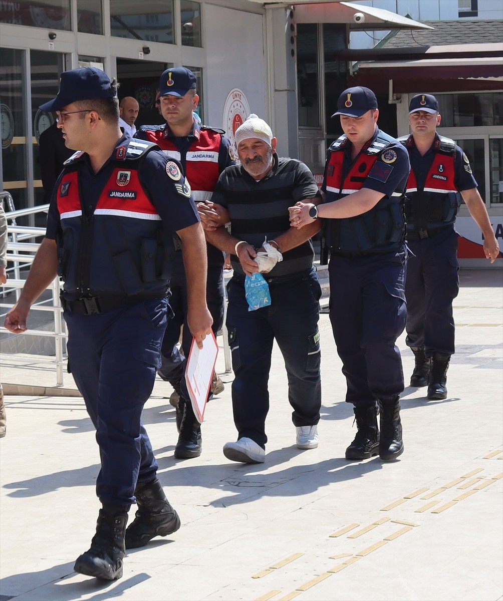 Ordu'nun Ünye ilçesinde silahlı kavgada 2 kardeşi öldüren şüpheli tutuklandı. Zanlı, çıkarıldığı...