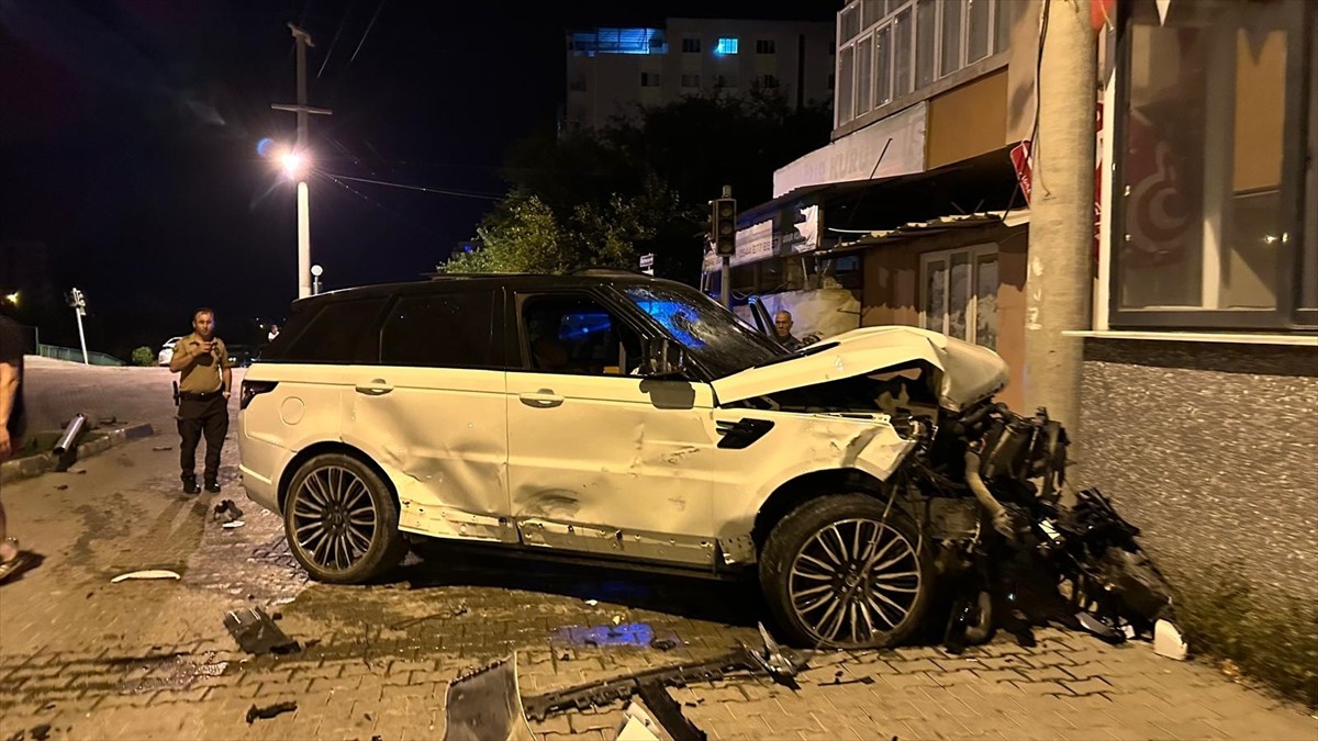 Osmaniye'nin Düziçi ilçesinde cip ile kamyonetin çarpıştığı kazada yaralanan 4 kişi hastaneye...