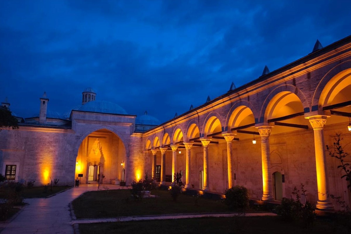 Osmanlı döneminde tıp dersleri ve tedavi yöntemlerinin anlatıldığı Sultan II. Bayezid Külliyesi...