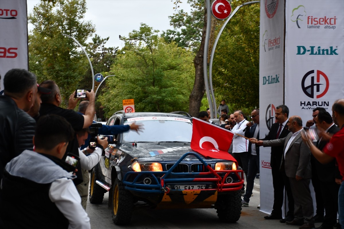 Petlas 2025 Türkiye Offroad Şampiyonası 4. Ayak Vezirköprü Yarışı, start seremonisiyle başladı....