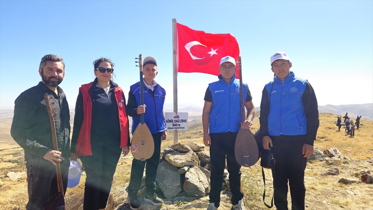 "Bozkırın Tezenesi" olarak bilinen halk ozanı Neşet Ertaş, 1840 rakımlı Gönül Dağı'nda 40 saz...