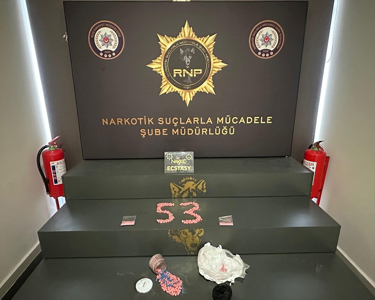 Rize'de düzenlenen uyuşturucu operasyonunda gözaltına alınan 14 şüpheliden 10'u tutuklandı....