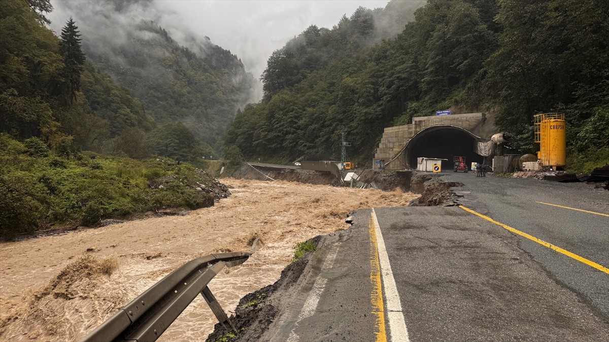 Rize'de sağanak nedeniyle derelerin su seviyeleri yükseldi, heyelanlar meydana geldi. Toprak...