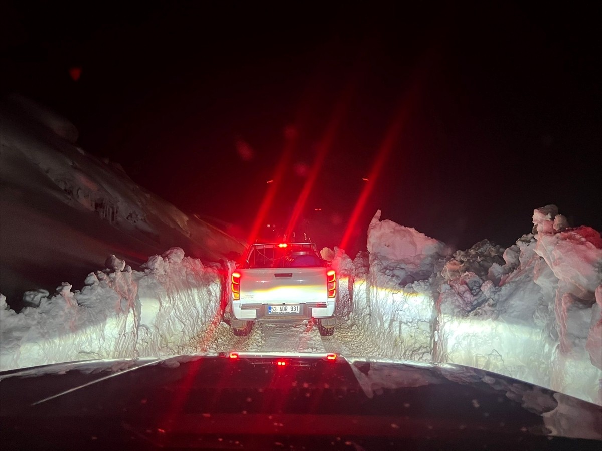 Rize'de sağanak yağış sonrası ulaşıma kapanan Ayder Yaylası yoluna alternatif güzergahlardan...