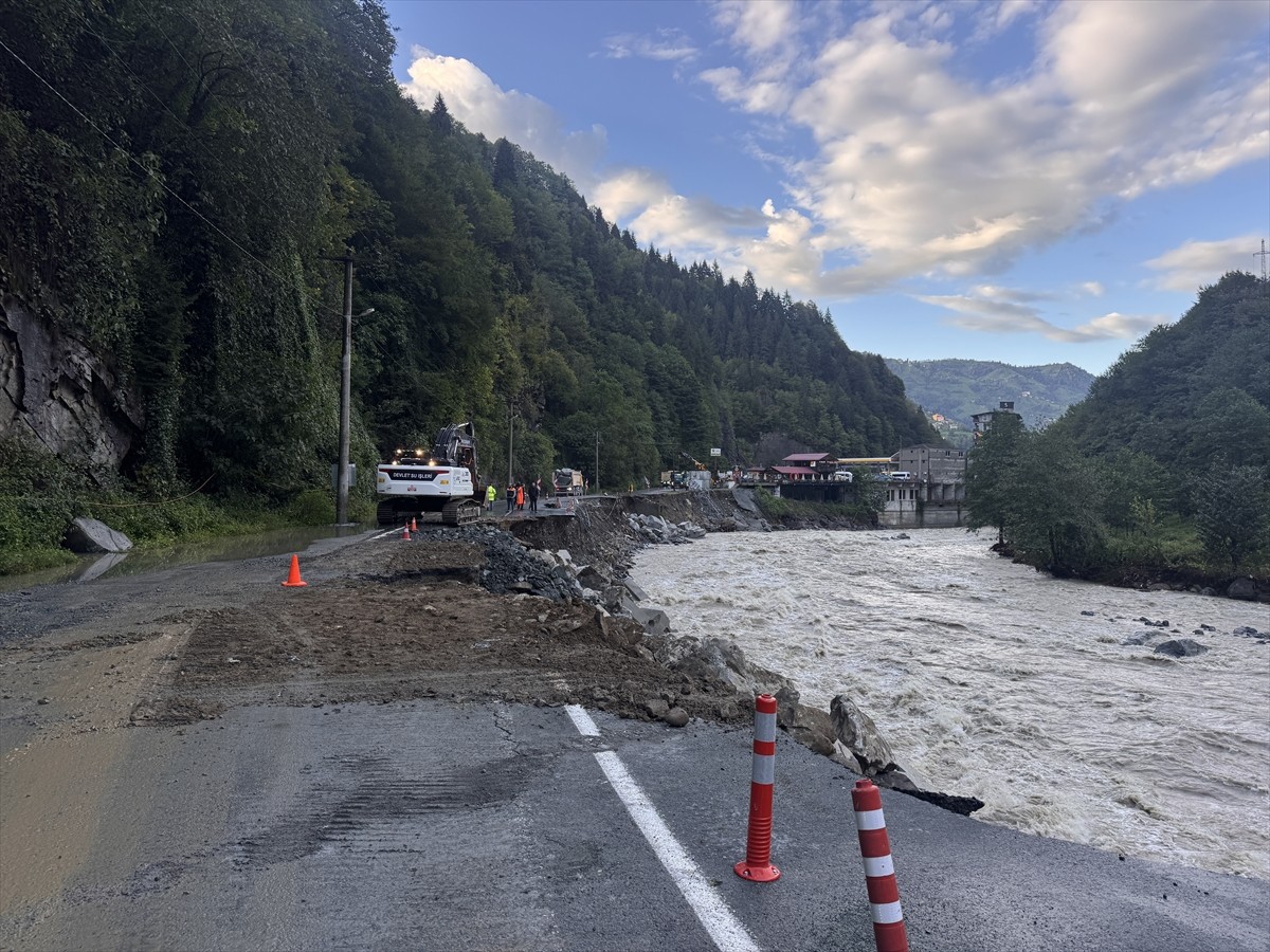 Rize'de şiddetli sağanak nedeniyle bir bölümü çöken Çamlıhemşin-Ardeşen kara yolunda ulaşım, tek...