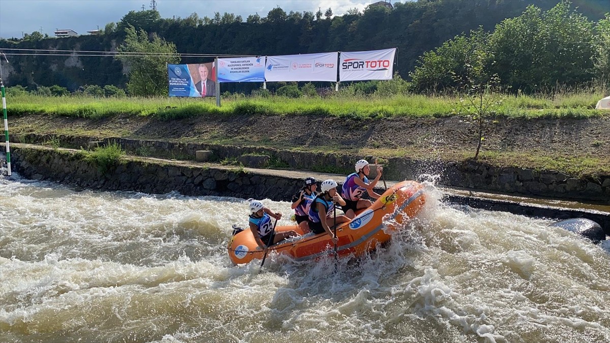 Rize'nin Ardeşen ilçesinde düzenlenen Rafting Avrupa Kupası'na ikinci gün mücadeleleriyle devam...