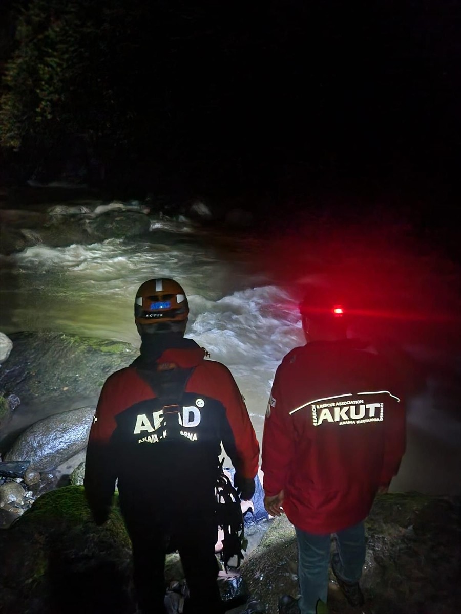 Rize'nin Ardeşen ilçesinde engebeli arazide yüksekten yuvarlanan turist öldü. Olay yerine ...