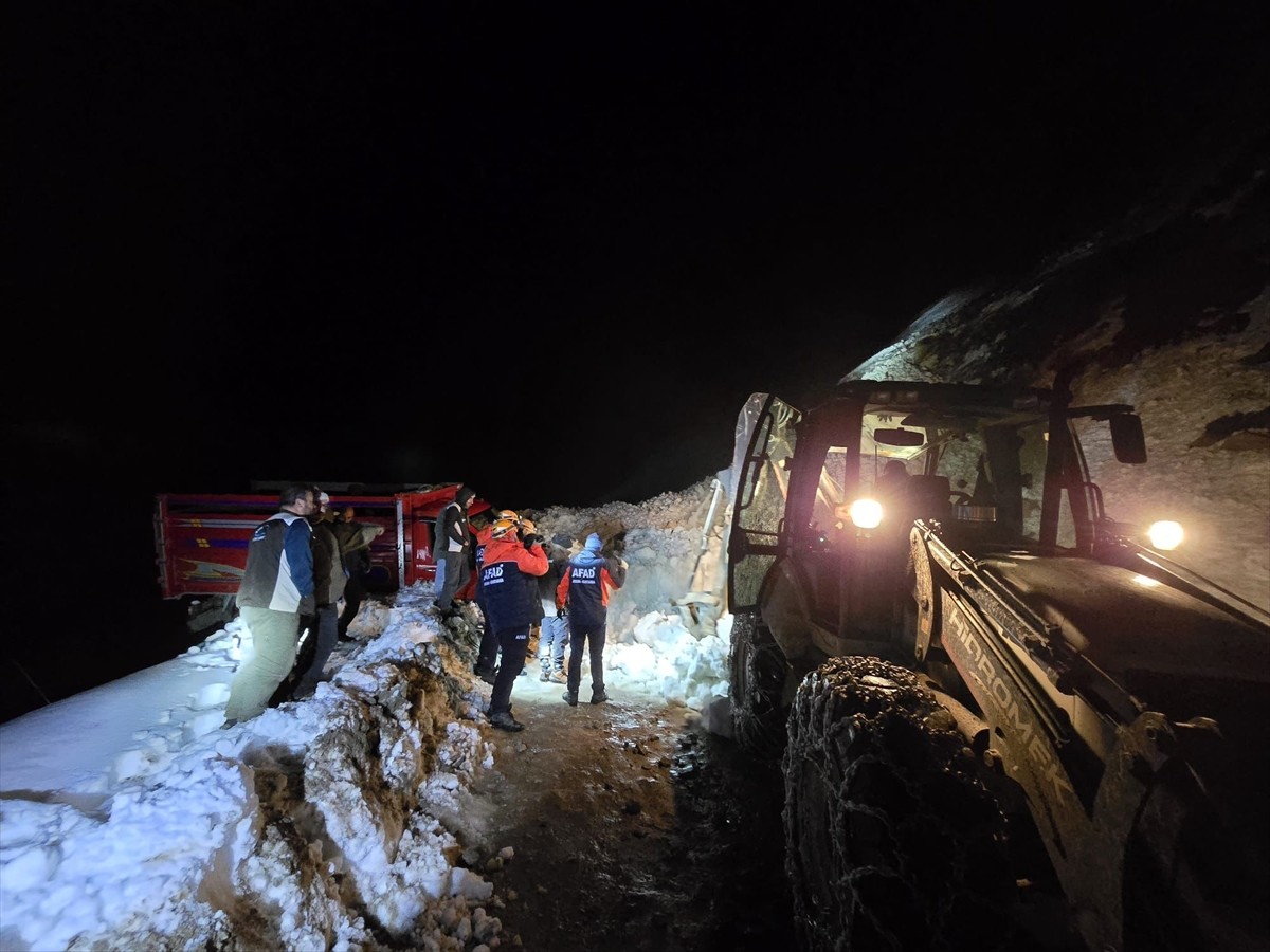 Rize'nin Çamlıhemşin ilçesine bağlı Trovit Yaylası'nda çığ nedeniyle mahsur kalan 15 kişi...