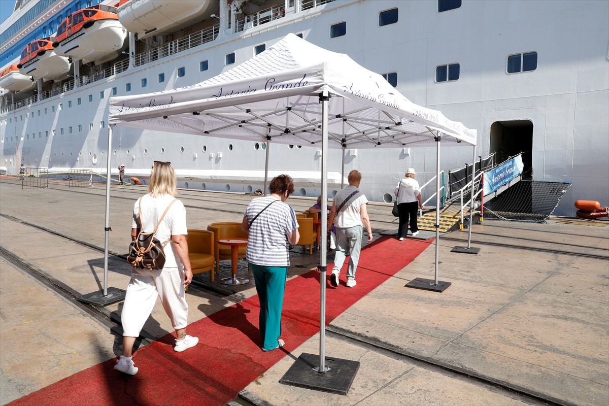 Rusya'nın Soçi kentinden hareket eden Panama bandıralı "Astoria Grande" kruvaziyeri, Samsun'a...