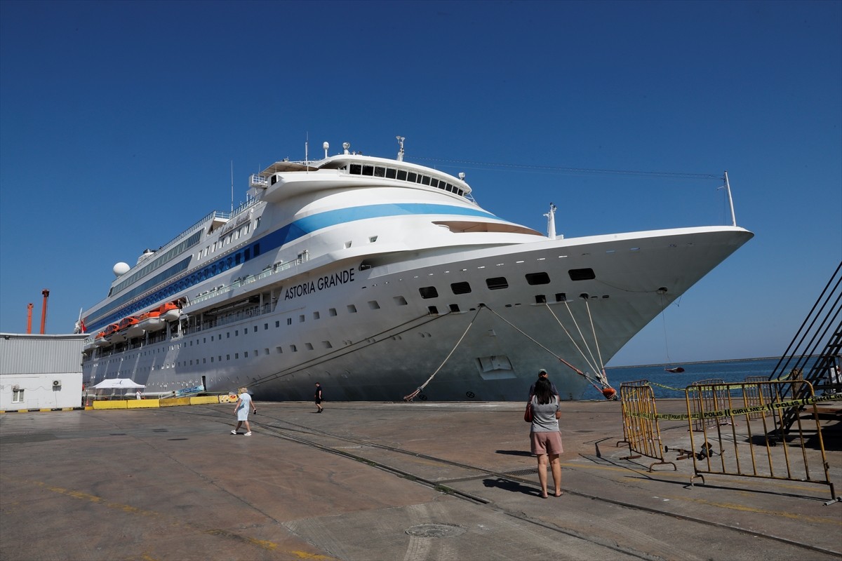 Rusya'nın Soçi kentinden hareket eden Panama bandıralı "Astoria Grande" kruvaziyeri, Samsun'a...