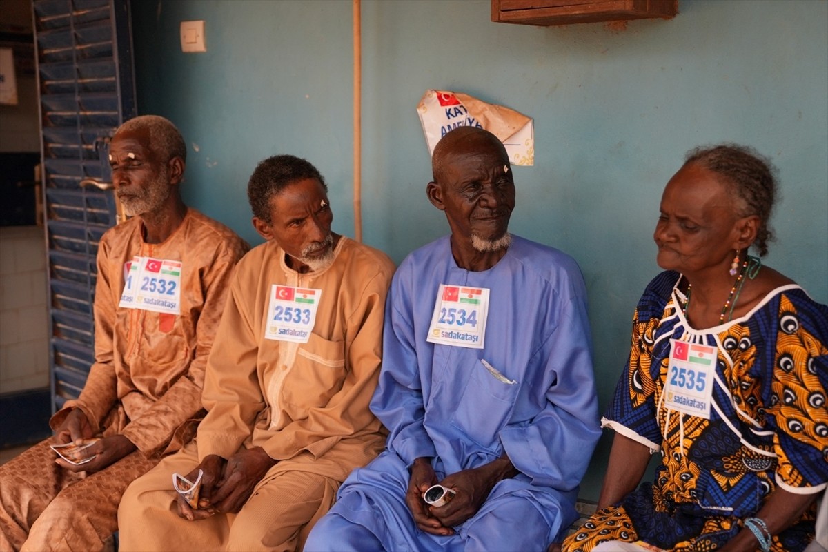 Sadakataşı Derneği, sağlık yardımları kapsamında Nijer'de 600 kişinin katarakt ameliyatını...