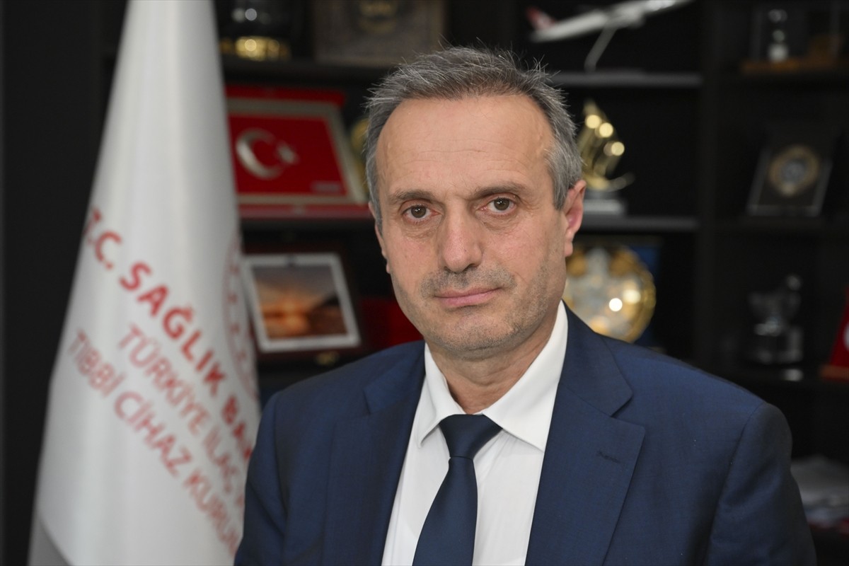 Sağlık Bakanlığı Türkiye İlaç ve Tıbbi Cihaz Kurumu Başkanı Prof. Dr. Ahmet Ayar, çocuklar için...