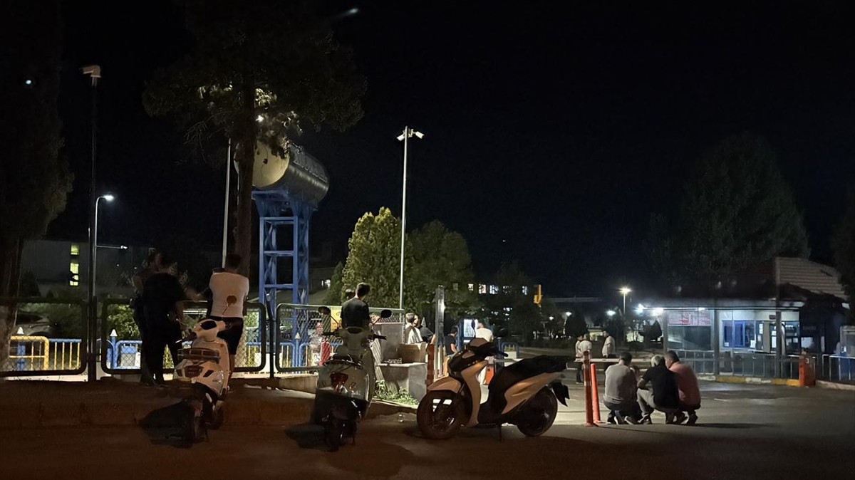 Sakarya'nın Hendek ilçesinde çalıştığı fabrikada çelik borular ile duvar arasında sıkışan işçi...