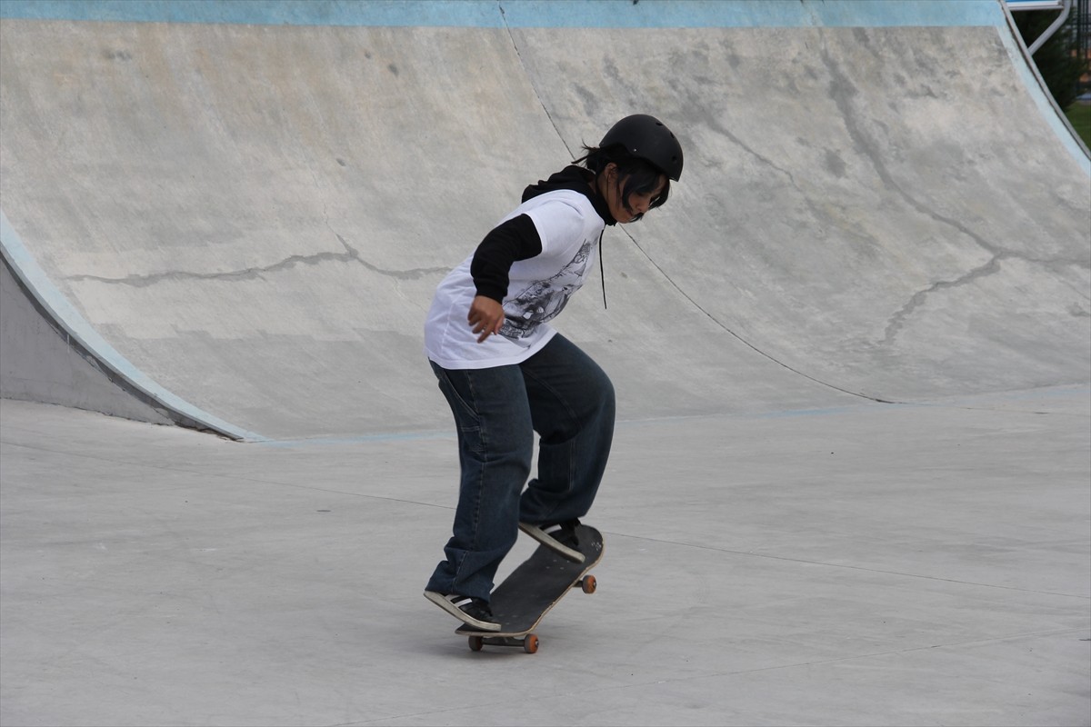 Sakarya'nın Karasu ilçesinde serinlemek için girdiği denizde boğulan 16 yaşındaki Efe Erdem...