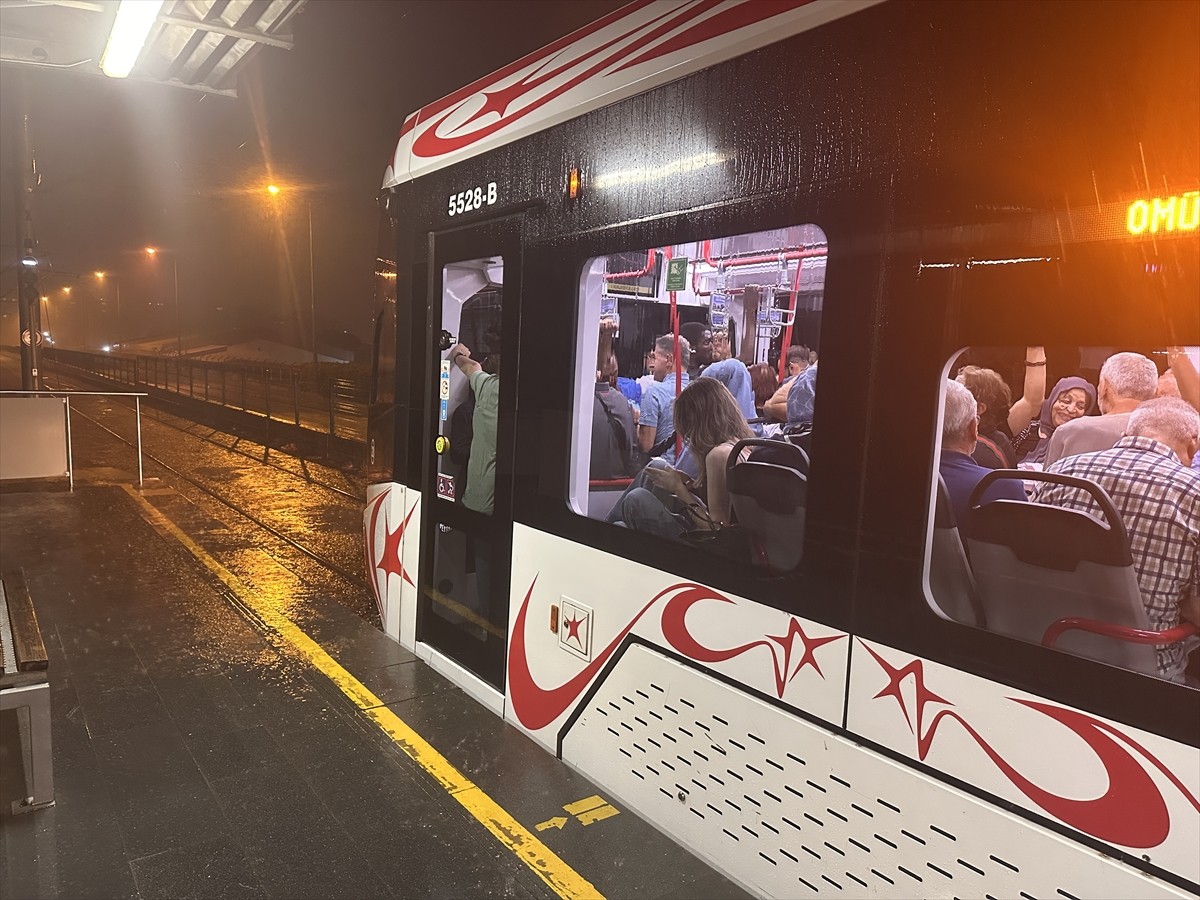 Samsun'da aniden bastıran gök gürültülü sağanak, yaşamı olumsuz etkiledi.Tramvay seferlerinde...
