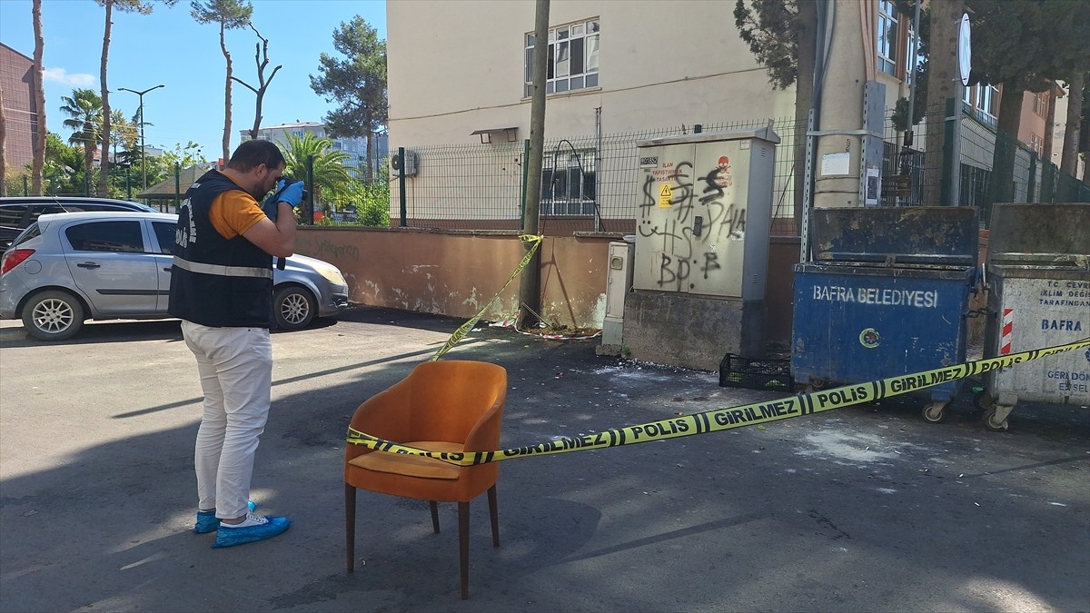 Samsun'un Bafra ilçesinde yere düşerek başından yaralanan kişi kaldırıldığı hastanede yaşamını...