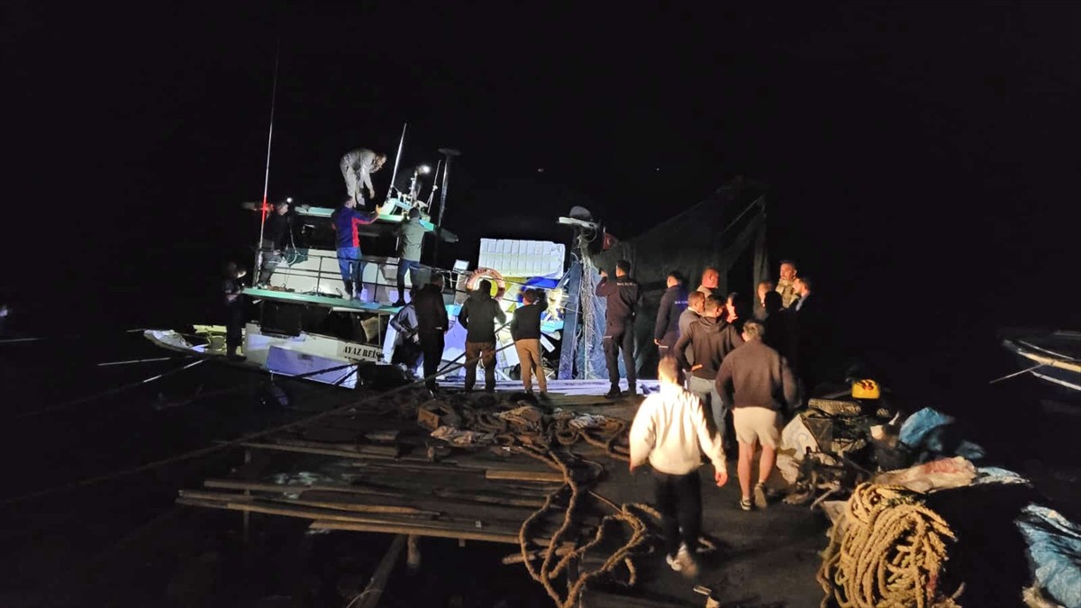 Samsun'un Çarşamba ilçesinde balıkçı teknesinde meydana gelen patlamada 4 kişi yaralandı.