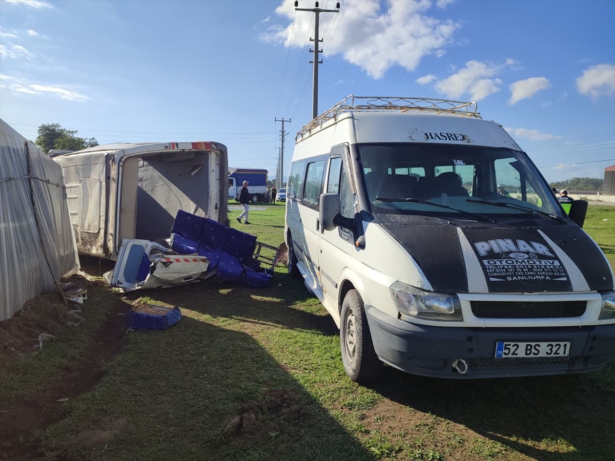 Samsun'un Çarşamba ilçesinde minibüsün devrilmesi sonucu bir kişi hayatını kaybetti, bir kişi ağır...