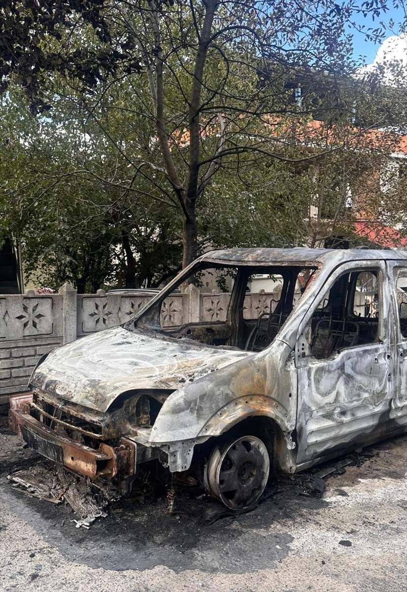 Samsun'un Salıpazarı ilçesinde şehit babasının aracı, kundaklama sonucu yanarak kullanılamaz hale...