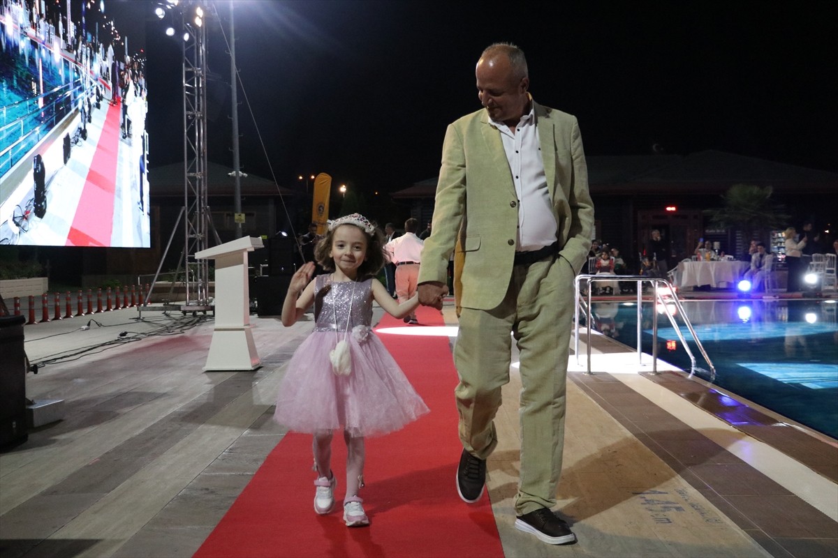 Samsunspor tarafından, engelli çocukların katılımıyla "Engelsiz Işıklar Havuz Başı Defilesi"...